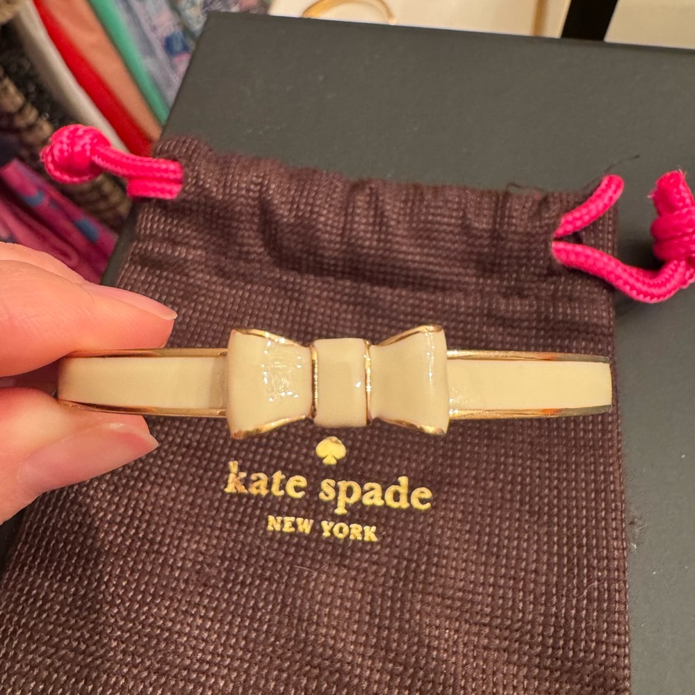 EUC! Kate Spade bow bangle. One size. Jewelry bag included.